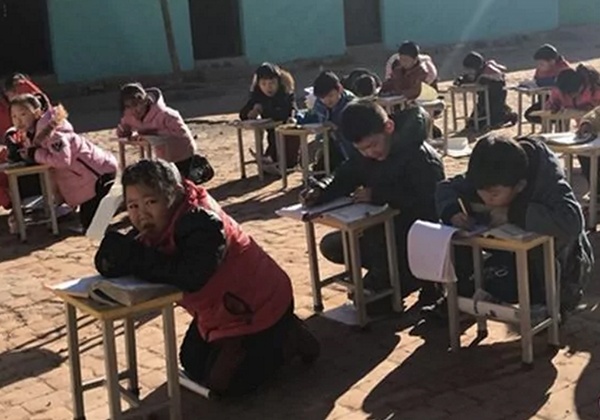 Trung Quoc dieu tra cac truong bat tre quy hoc ngoai troi lanh 0 do C hinh anh