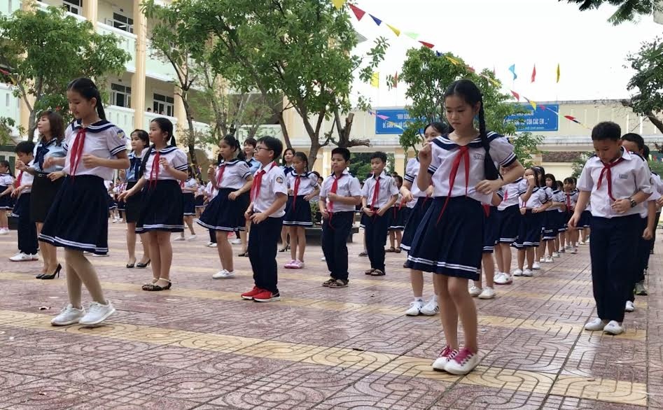 Hoc sinh nhay Cha Cha Cha trong truong hinh anh