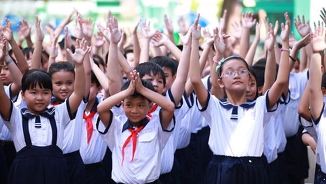 Hoc sinh Sai Gon nhay Cha Cha Cha thay bai the duc giua gio hinh anh