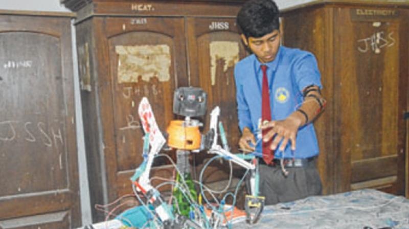 Nam sinh 14 tuoi che tao robot cho ga an tu nhung mon do vut di hinh anh