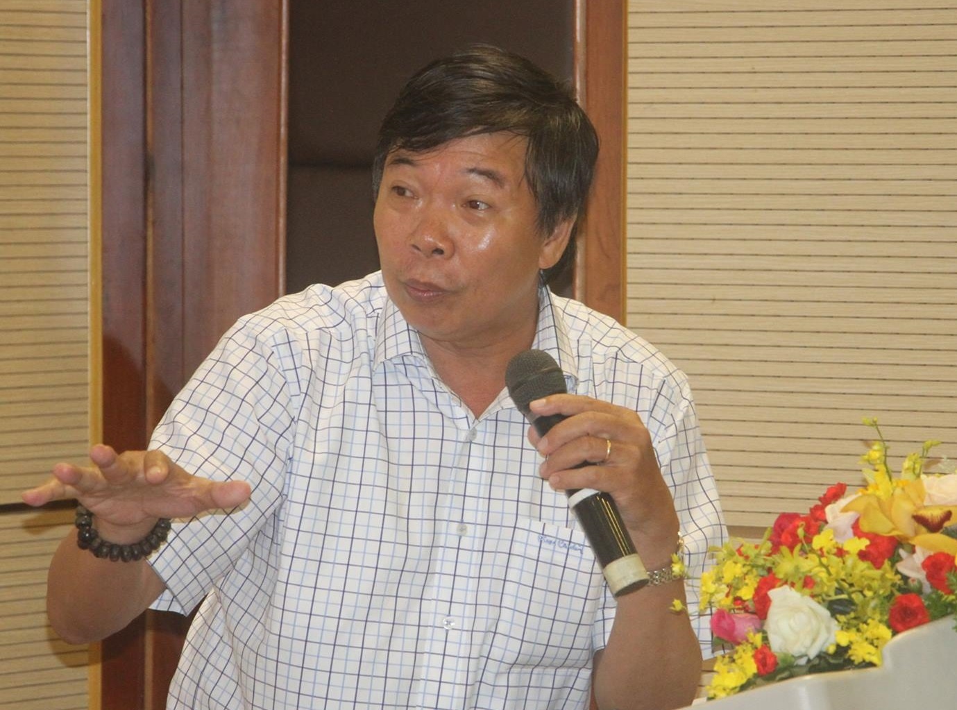 Co nen bo chinh sach mien hoc phi cho sinh vien su pham? hinh anh