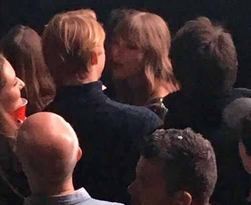 Taylor Swift tinh tu ben ban trai kem tuoi hinh anh