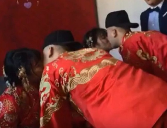 Hai cap song sinh cung to chuc dam cuoi khien quan khach nham lan hinh anh