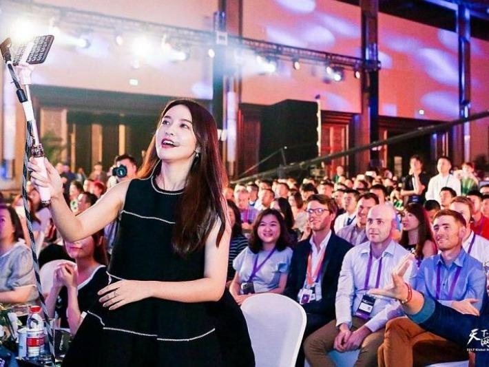 Cuoc song cua 'nu hoang livestream' hinh anh