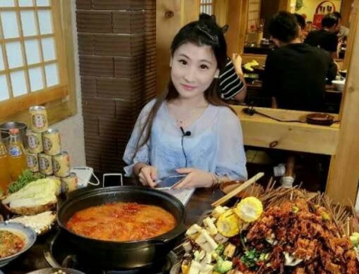 Co gai mot minh an het con cuu 15 kg hinh anh