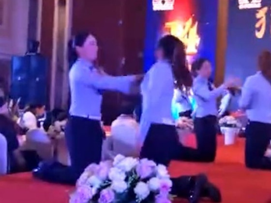 Nhan vien nu tat nhau 'bom bop' trong tiec cong ty hinh anh