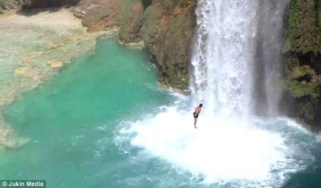 Cu nhay mao hiem tu thac nuoc co do cao gan 30m hinh anh