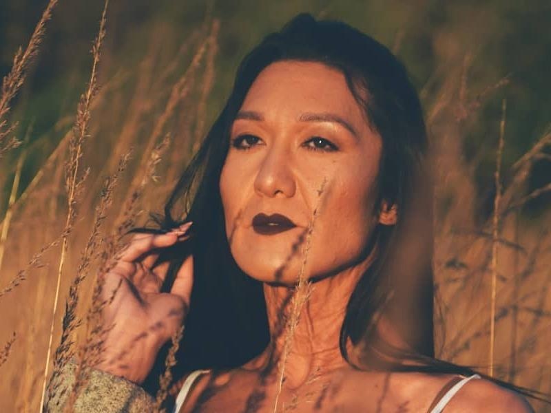 Co gai co lan da nhan nheo nhu ba lao tu tin theo duoi nghe mau hinh anh