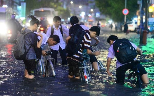 Cac truong dai hoc tai TP.HCM hoan thi de tranh bao Tembin hinh anh