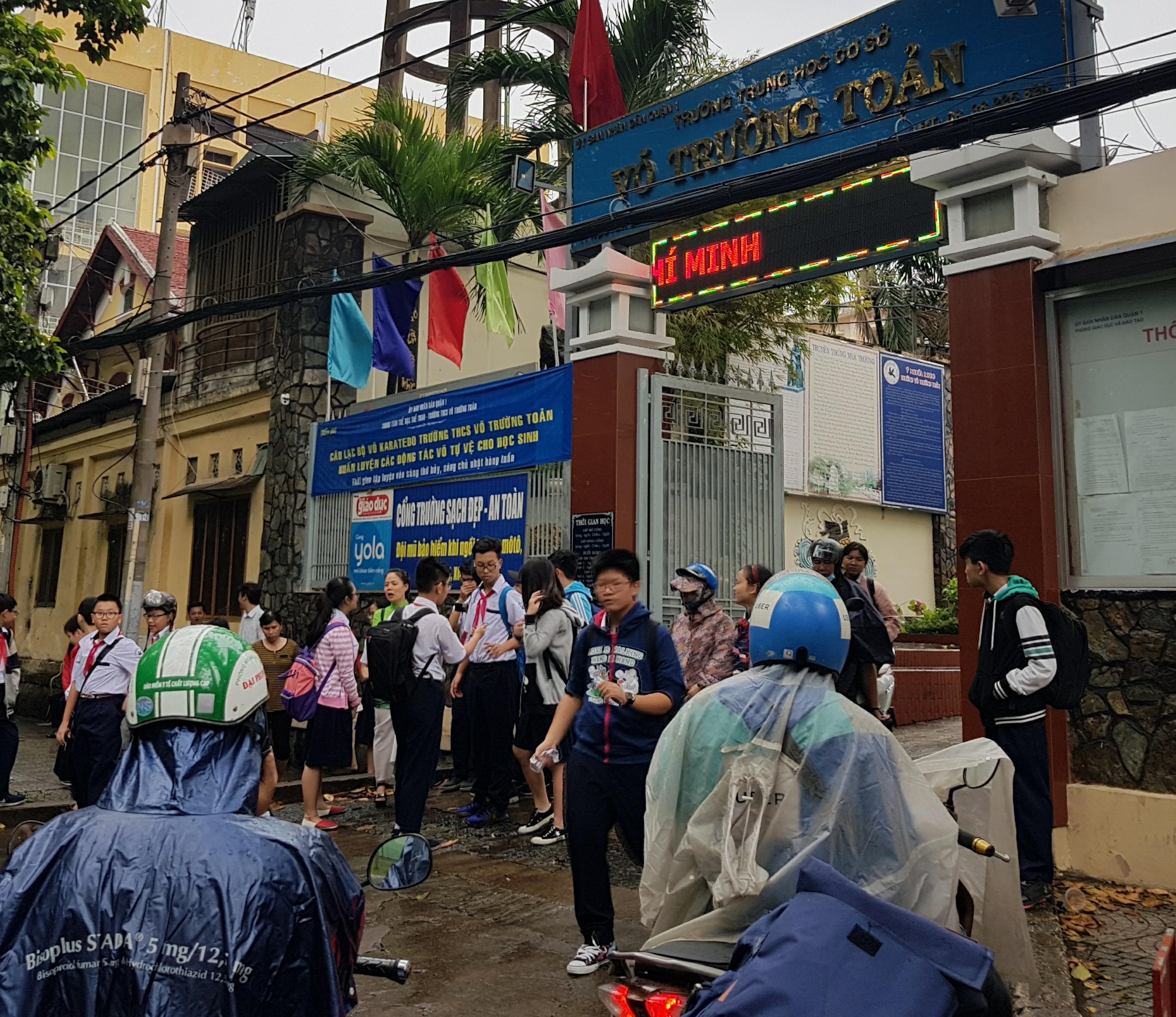 Phu huynh Sai Gon lung tung khi con duoc nghi hoc do bao Tembin hinh anh