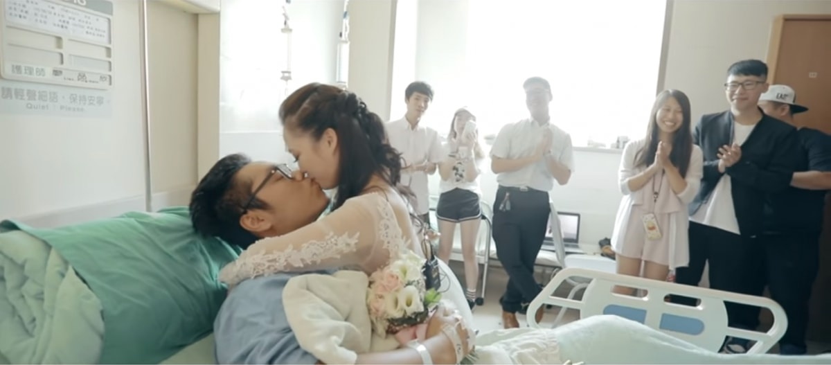 cô gái mặc cầu hôn bạn trai bên giường bệnh ảnh 2 co gai mac cau hon ban trai ben giuong benh anh 2