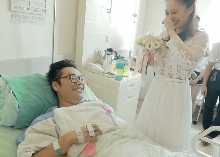 cô gái mặc cầu hôn bạn trai bên giường bệnh ảnh 1 co gai mac cau hon ban trai ben giuong benh anh 1