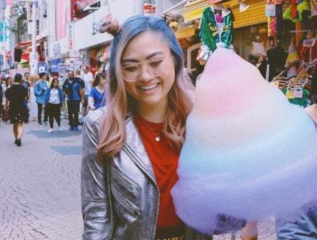 Nu y ta 'danh ca thanh xuan' de chup anh quan xa hinh anh