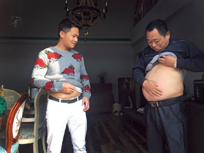 Gia dinh Trung Quoc ru nhau cung giam can anh 2