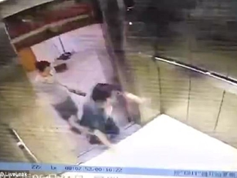 Co gai bi thang may cuon cut chan. hinh anh