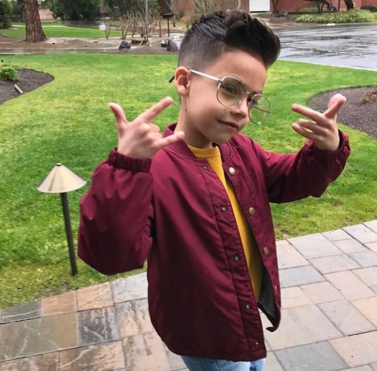 cau be 7 tuoi noi tieng voi phong cach cuc chat anh 2