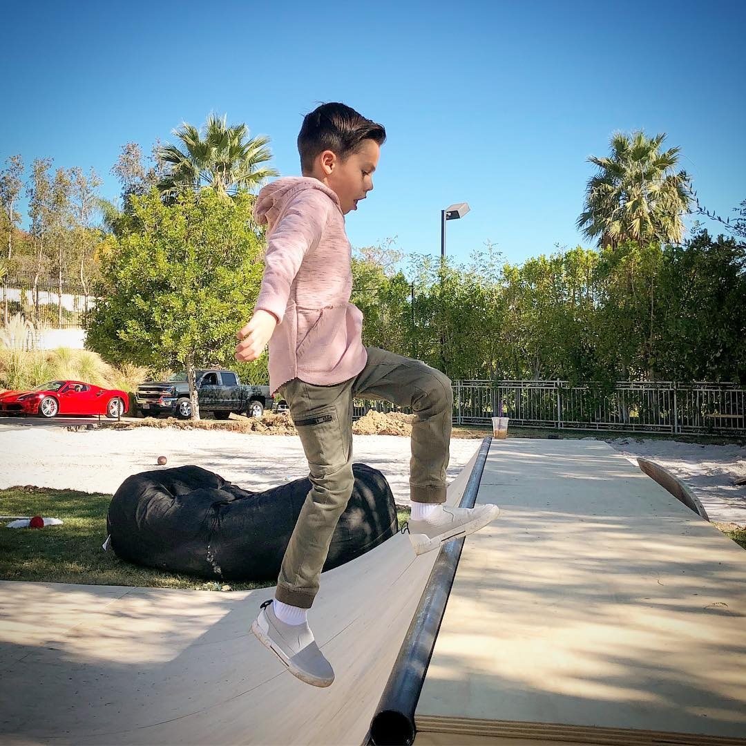 cau be 7 tuoi noi tieng voi phong cach cuc chat anh 4