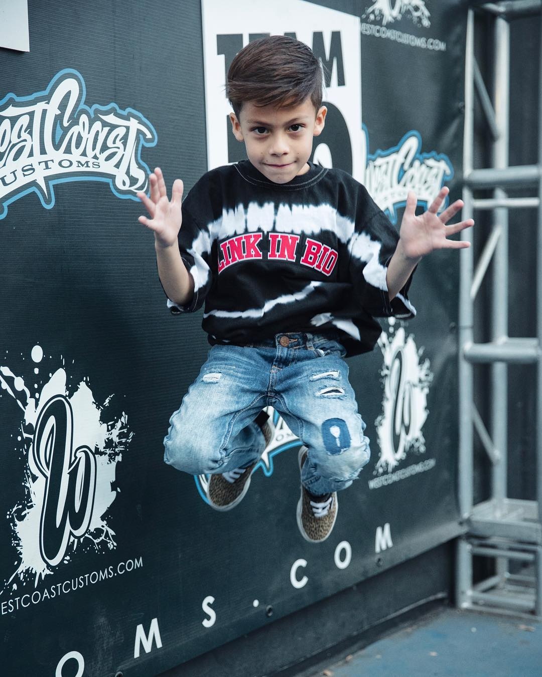 cau be 7 tuoi noi tieng voi phong cach cuc chat anh 5