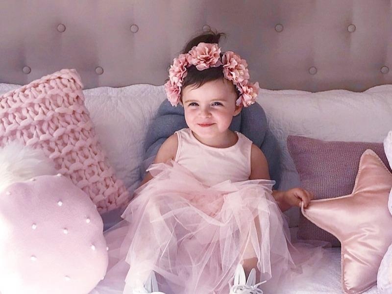 Thien than nhi Millie Belle thu gian trong ngoi nha nho cua rieng minh hinh anh