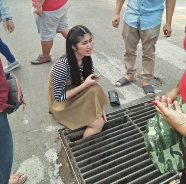 kẹt chân ở nắp cống vì mải điện thoại ảnh 1 ket chan o nap cong vi mai dien thoai anh 1