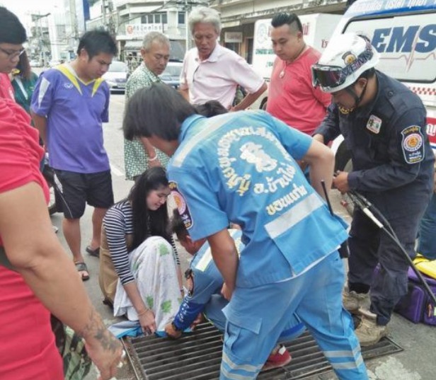 kẹt chân ở nắp cống vì mải điện thoại ảnh 2 ket chan o nap cong vi mai dien thoai anh 2