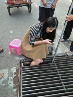 kẹt chân ở nắp cống vì mải điện thoại ảnh 3 ket chan o nap cong vi mai dien thoai anh 3