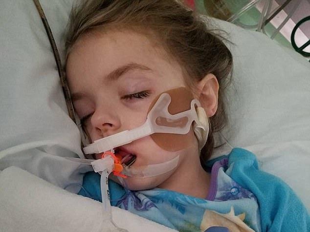 Co be vui ve mo qua Giang sinh voi gia dinh hinh anh