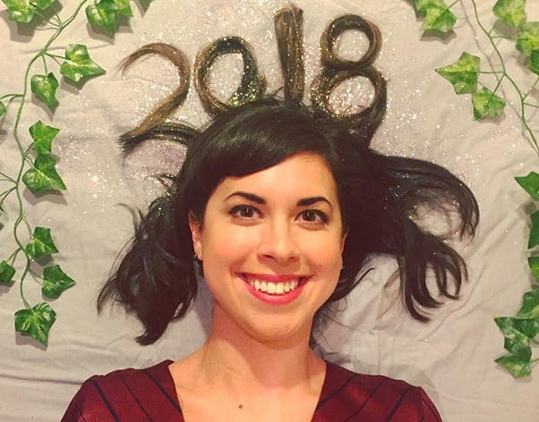 Co gai My dung toc tao con so don chao nam moi hinh anh