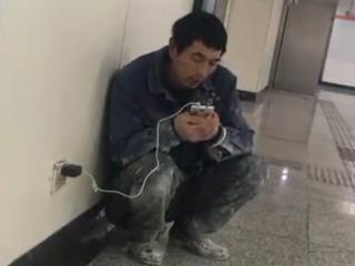 Cau chuyen xuc dong ve nguoi dan ong moi toi den ga tau dung Wi-Fi hinh anh