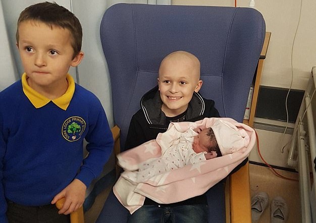 cậu bé ung thư chiến đấu từng ngày chờ em chào đời ảnh 8 cau be ung thu chien dau tung ngay cho em chao doi anh 8