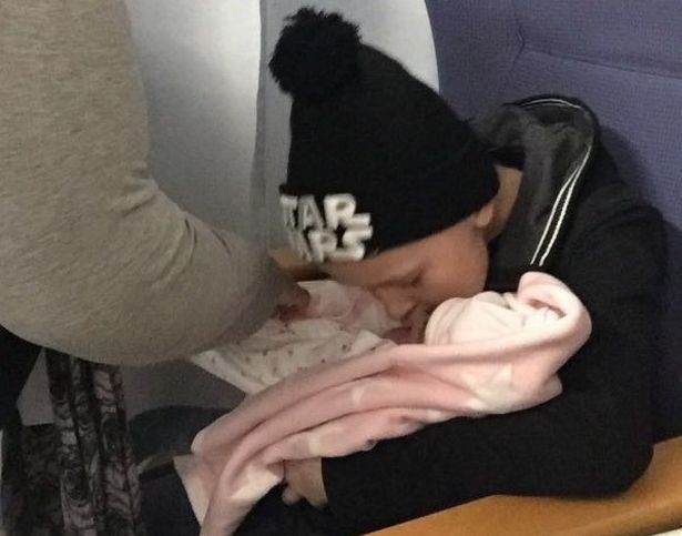 cậu bé ung thư chiến đấu từng ngày chờ em chào đời ảnh 7 cau be ung thu chien dau tung ngay cho em chao doi anh 7