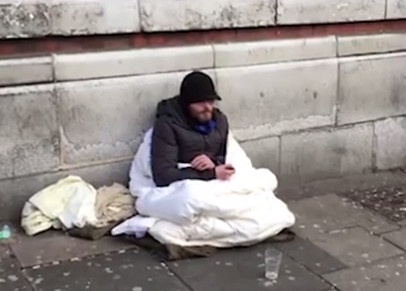 Chang trai vo gia cu noi ve viec bo chan am giup nguoi di duong hinh anh