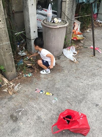 cậu bé 5 tuổi đi nhặt rác ảnh 1 cau be 5 tuoi di nhat rac anh 1