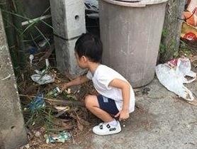 Khong chiu di hoc, cau be 5 tuoi bi me bat nhat ve chai hinh anh