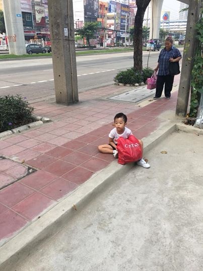 cậu bé 5 tuổi đi nhặt rác ảnh 2 cau be 5 tuoi di nhat rac anh 2