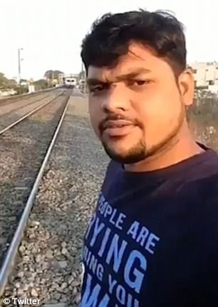 selfie gần đường tàu ảnh 1 selfie gan duong tau anh 1