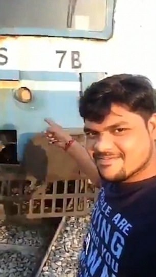 selfie gần đường tàu ảnh 4 selfie gan duong tau anh 4