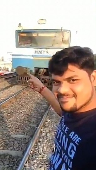 selfie gần đường tàu ảnh 3 selfie gan duong tau anh 3