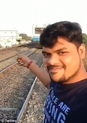 selfie gần đường tàu ảnh 2 selfie gan duong tau anh 2