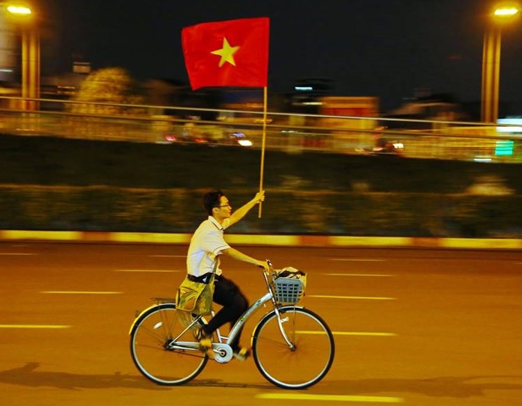 Hoc sinh, sinh vien khong duoc co vu bong da qua khich hinh anh