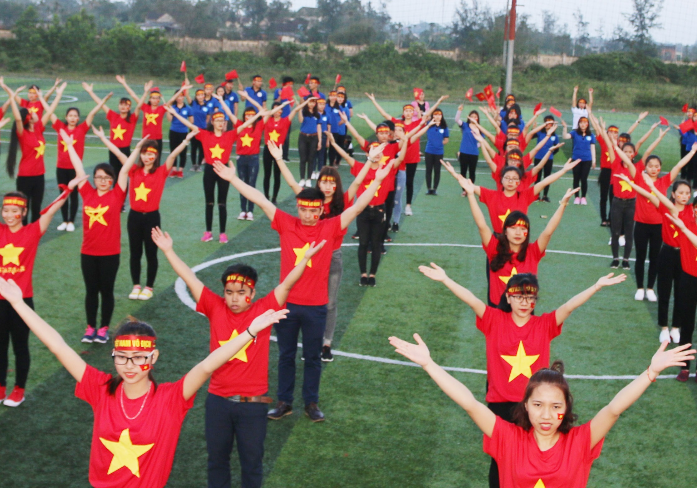 Khoang 1.000 sinh vien nhay dan vu co dong U23 Viet Nam vo dich hinh anh