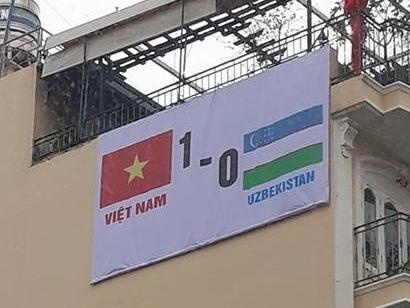 Dan Sai Gon treo bang ty so Viet Nam danh bai Uzbekistan giua nha hinh anh
