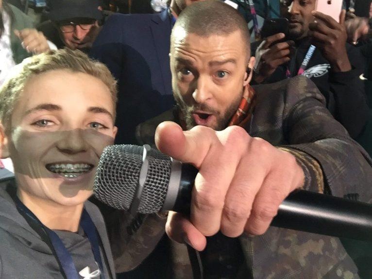 Tro thanh hien tuong mang nho buc anh selfie voi Justin Timberlake hinh anh