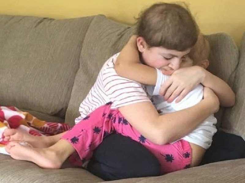 Cai om cam dong cua anh em cung chong choi ung thu hinh anh