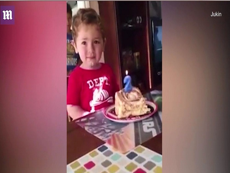 Cau be 2 tuoi khoc oa trong tiec sinh nhat hinh anh