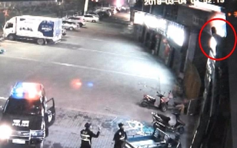 Pha lay than minh cuu nguoi cua canh sat Trung Quoc hinh anh