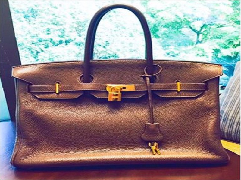 Doi tui xach hang hieu lay phieu mua thuc pham cho nguoi ngheo hinh anh