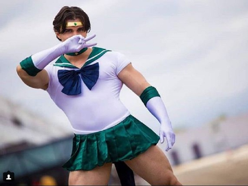 Chang trai co bap gay soc khi cosplay Thuy thu Mat Trang hinh anh