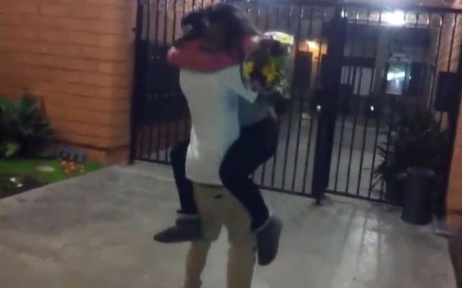 Doi tre yeu xa vo oa hanh phuc trong ngay gap lai hinh anh