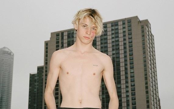 Tu cau be co vet bot tren mat den ngoi sao moi cua hang Versace hinh anh